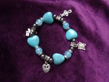 Bracelet en métal et petits coeurs en turquoise,en TBE ++