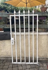 Portillon en fer avec poteaux