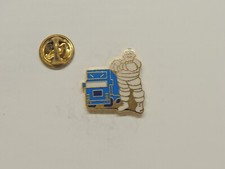 Pin's Automobile - Michelin Bibendum Camion - Fraise Badge Pin's