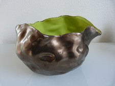 COUPE EN CERAMIQUE (BISCUIT?) EMAILLEE NOIRE INTERIEUR VERT FORME IRREGULIERE