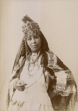 Proche Orient, Femme en habit