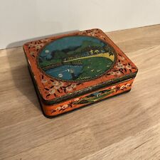 Ancienne Boîte En Métal Motif Paysage Forêt Maison Coloniale Vintage