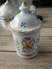 POT EN FAYENCE DE MOUSTIER SIGNÉ DUX MOUSTIER