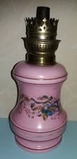 ancienne lampe à pétrole en porcelaine / décor fleurs sur fond vieux rose