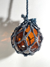 ANCIEN FLOTTEUR BOULE VERRE AMBRÉ FILET DE PÊCHE CORDAGE BLEU MARIN DÉCORATION