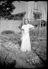 Jeune femme robe blanche mariage potager - négatif photo ancien an. 1940 50