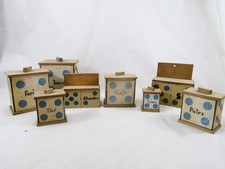 Lot de 8 pots cuisine anciens en métal décoré dés et bois rare décoration