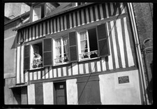 Portrait femme fenêtre maison