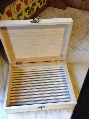 Boîte bois uni avec base - en,