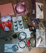 Lot de bijoux et accessoires fantaisie – Main de Fatma, œil porte-bonheur,...