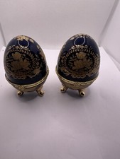 2 grands oeufs en porcelaine type fabergé