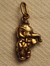 Ancien Petit Pendentif ELEPHANT ELMER de W. DISNEY en métal plaqué or verni. TBE