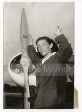 La femme pilote Madeleine Vernaz pose devant son Wassmer-Jodel D120 - Photo 1957