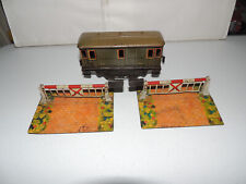 JEP + HORNBY :  1 voiture voyageurs + 2 Passage à niveau