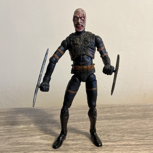 Mezco hellboy officer - hellboy, kroenen