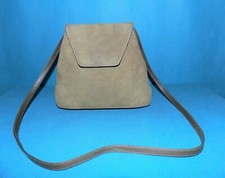 petit sac CHARLES JOURDAN vintage en cuir velours kaki porté épaule made France