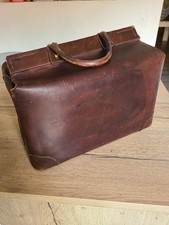Ancienne sacoche de medecin en cuir de 1950-1960. France.