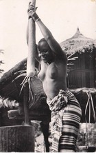 AFRIQUE NOIRE  jeune pileuse de Mil