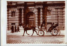 Paris, Voiture à cheval devant le Louvre, Vintage print, ca.1900 Tirage vintage