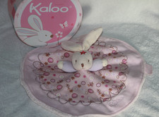DOUDOU KALOO LAPIN LILIROSE plat rose fleurs rond état neuf en boite