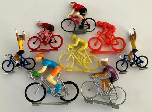 Réf lot 8 figurines - 31- ,