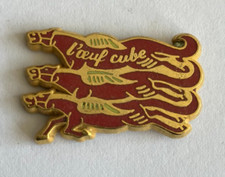 100 - Pin's ENAMEL L'OEUF CUBE - JEU DE ROLE - emblême 3 PEGASE Chevaux Rouge