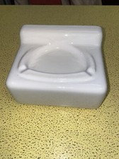 Porte-savon mural  art-déco ancien en porcelaine blanche