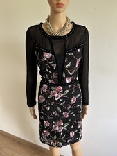 Robe noire et fleurie à