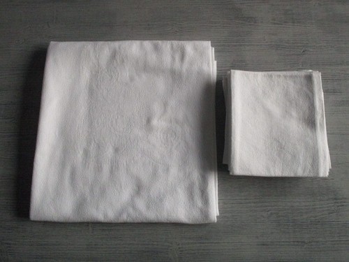 Nappe ancienne damassée