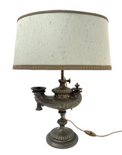 Ancienne lampe a huile mise a