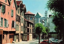 10 TROYES LA PLACE DU MARCHE AUX PAINS ET LE MINARET D HORLOGE DE L EGLISE