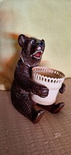Petit Ours bois sculpté ancien Forêt Noire tenant seau pannier en bakélite