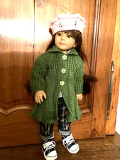 MANTEAU  vert et béret rose