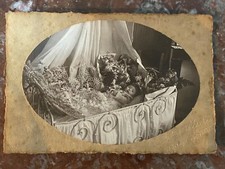 ANCIEN PHOTO ENFANT SUR LIT DE MORT NOIR ET BLANC ARGENTIQUE OVALE JEUNE GARCON