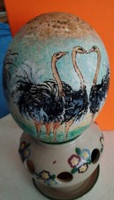 ANCIEN OEUF D'AUTRUCHE- PEINT et SIGNE - 15,5 cm - 300 grammes