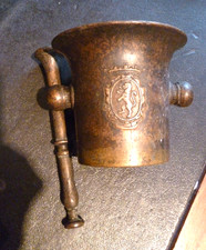 GRAND      MORTIER EN BRONZE ANCIEN  AVEC SON PILON