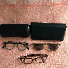 5 Paires de Lunettes dont quatre de vues et une solaire ( Chanel, Céline, etc )