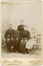 PHOTO CABINET Lelièvre REIMS, une famille pose canne costume robe banc décor