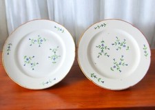 Paris. Locré. Paire d'assiettes en porcelaine décor de barbeaux, XVIIIe siècle