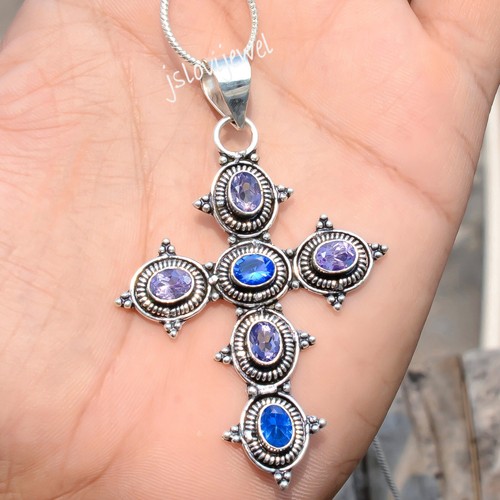 Pendentif femme croix - , en