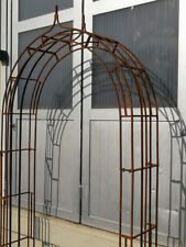 Grille noble arc de rose