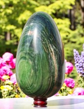 Grand oeuf en cristal de jade