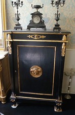 BUFFET ARMOIRE EN BOIS MASSIF DORÉ À LA FEUILLE D'OR STYLE BAROQUE D'UN CHÂTEAU