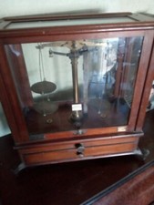 Balance de précision ancienne Poulenc Frères – en vitrine bois et verre – Paris 