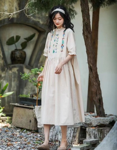 Robe ample brodée retro