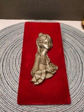 Cadre art vintage étain femme à l'oiseau sur velours rouge signé Bachet 