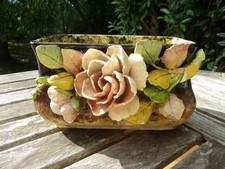 JARDINIÈRE ANCIENNE EN FAÏENCE À DÉCOR EN BARBOTINE