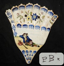 Faïence de MALICORNE : bouquetière (murale) en forme d'éventail (bel état)
