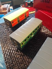 HORNBY HACHETTE LOT DE 4 VOITURES AVEC BOITE