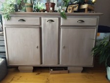 Commode en bois massif remise au goût du jour, couleur gris clair 